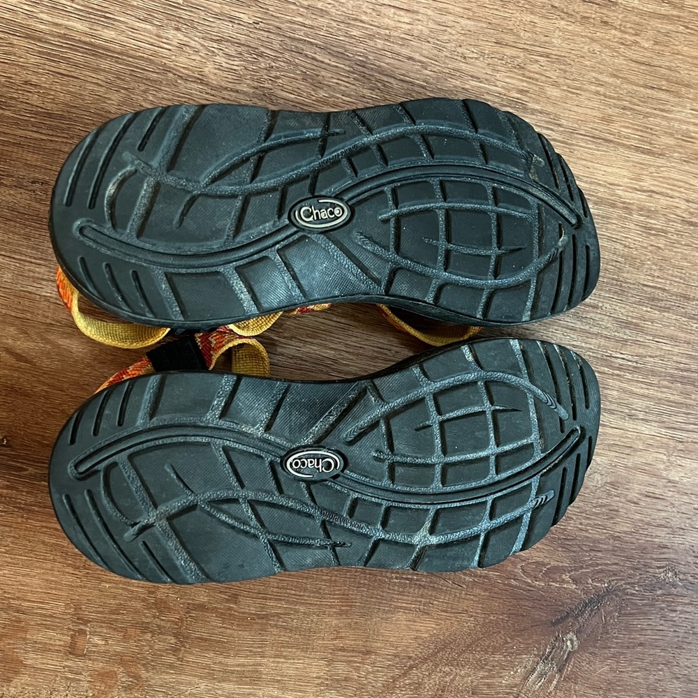 bayetta orange chacos